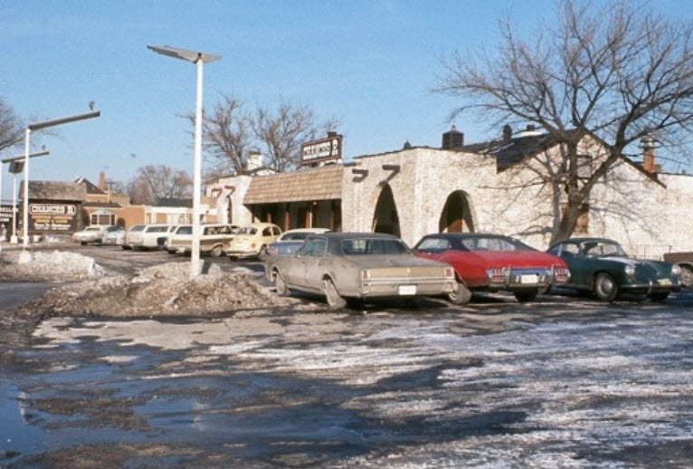 ChicagoVRBO's tweet image. A3. We used to go to Chances R in Skokie - we got to eat peanuts from the basket everyone got when they sat down, and toss the shells on the floor. Named for their 1st Old Town location "Chances R we'll go broke" instead they opened 4 more! #FoodTravelChat #nostalgia #foodie