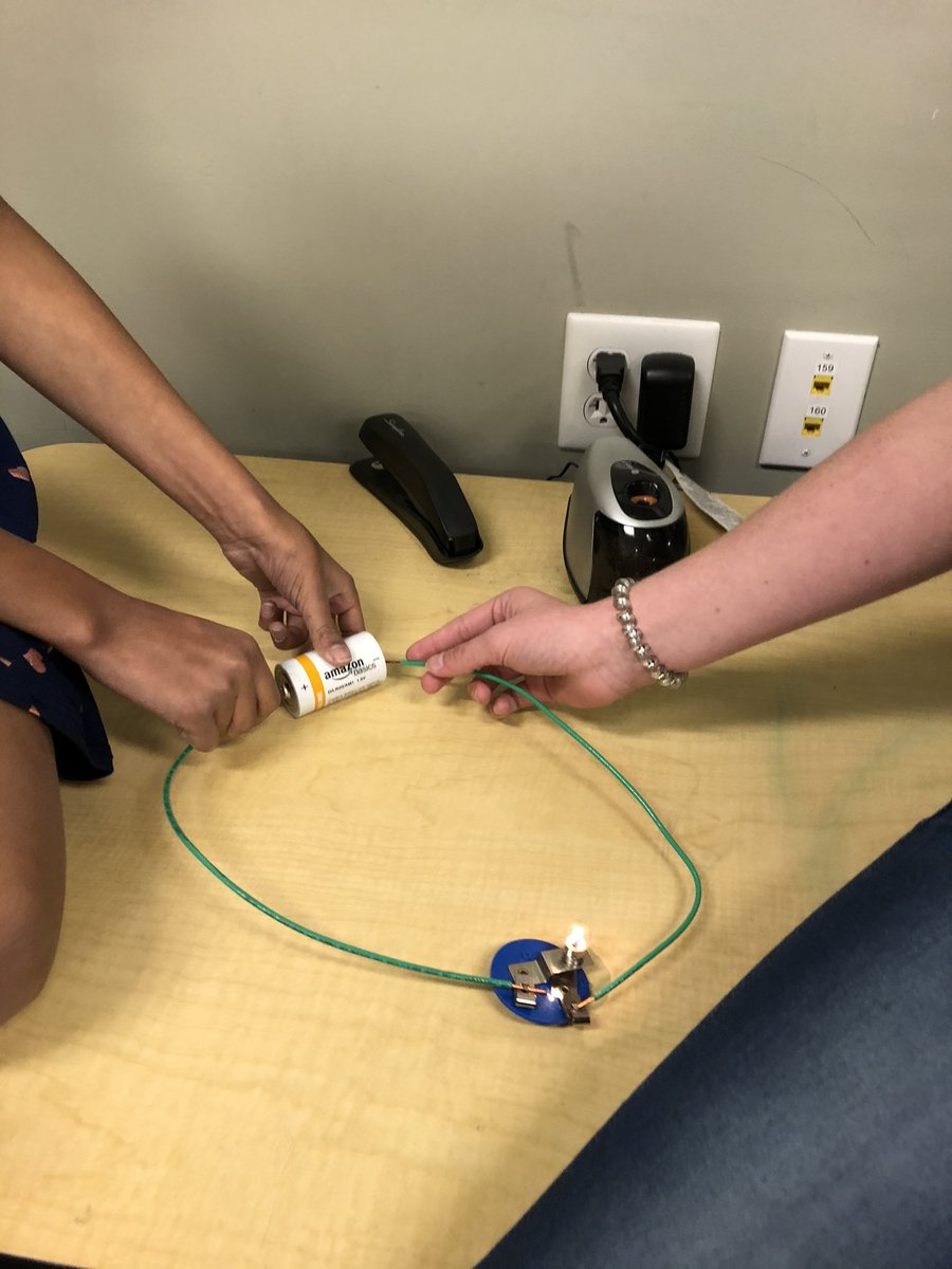 damiani_ms's tweet photo. Today, Mrs. Brooks’ 4th graders came up with some “bright” ideas using the engineering process! 💡 #sequoiaschools #STEAM https://t.co/BbJJUYBmr4
