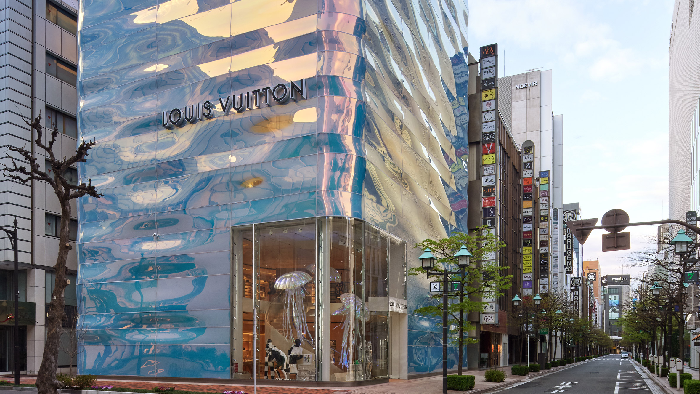 Genera 45 on X: Very impressive new design for Louis Vuitton's flagship  store in Ginza, Tokyo. The undulating pearlescent facade was created to  give the building a modern look and reflect Ginza's