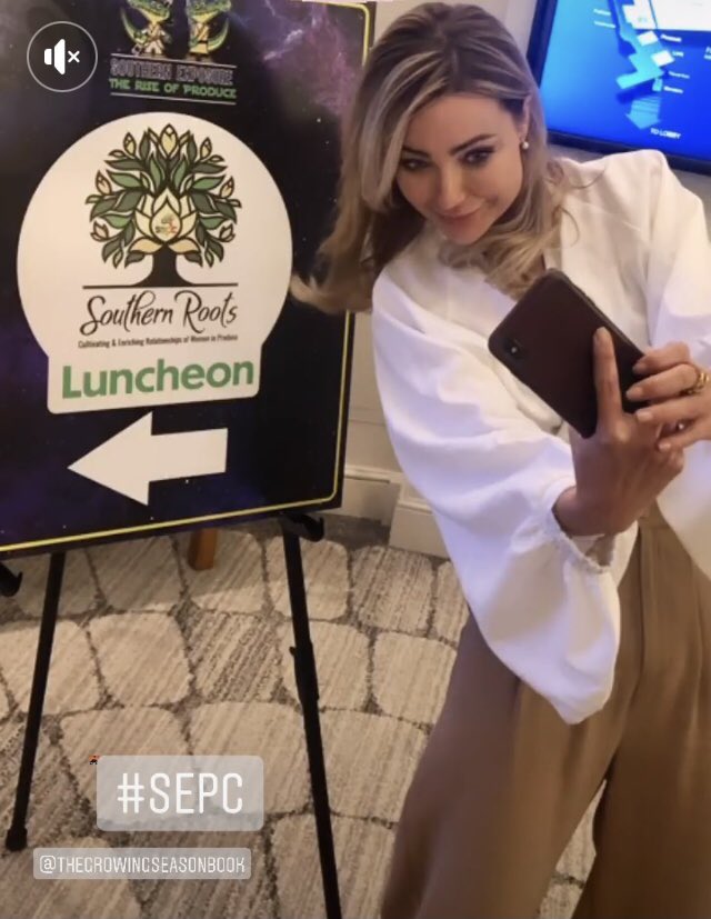realsarahfrey's tweet image. Quick selfie before speaking today! #southernroots #ladiesluncheon
#sepc #disney #orlando #southeasternproduce #freshfromflorida #freshisbest #freyfarms #sarahshomegrown