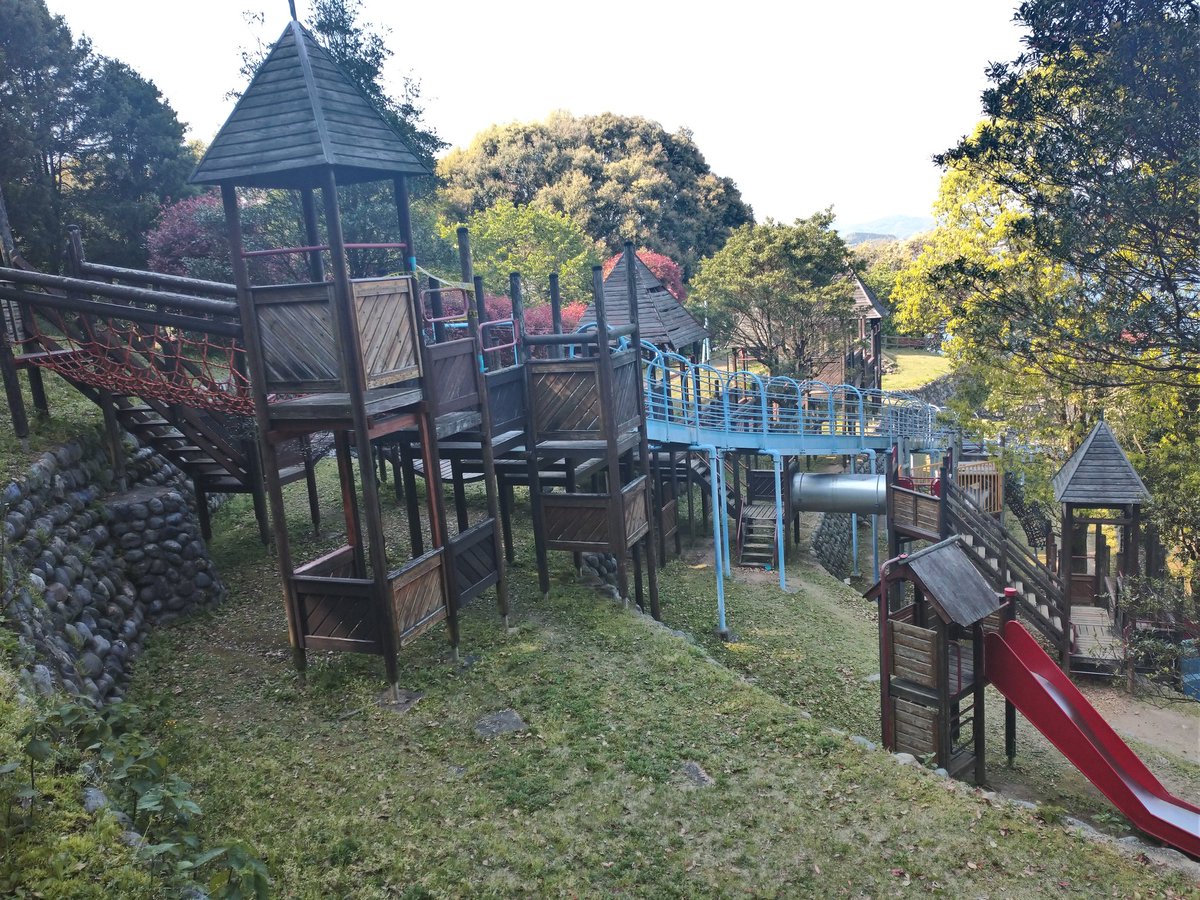 長崎市琴海地域センター 琴海中央公園 公園には 子どもも大人も楽しめる遊具が設置されています 長崎市琴海地域センター 琴海中央公園 公園には 子どもも大人も楽しめる遊具が設置されています