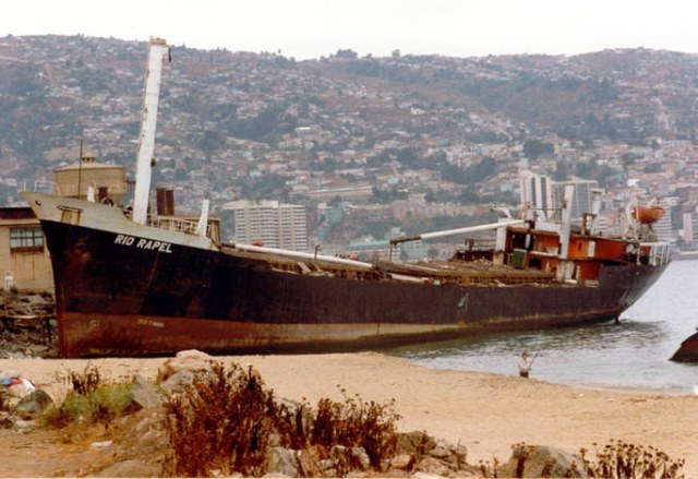 valparaiso's tweet photo. En el sector de la playa Las Gaviotas, a la cuadra del cerro Los Placeres y a un costado de la tornamesa, tras un fuerte temporal el 13 de abril de 1993 vara por segunda vez  la motonave "Rio Rapel" .
Este buque fue desguazado y sus restos aún pueden ser observados en el lugar. https://t.co/YLrgHOaZDJ