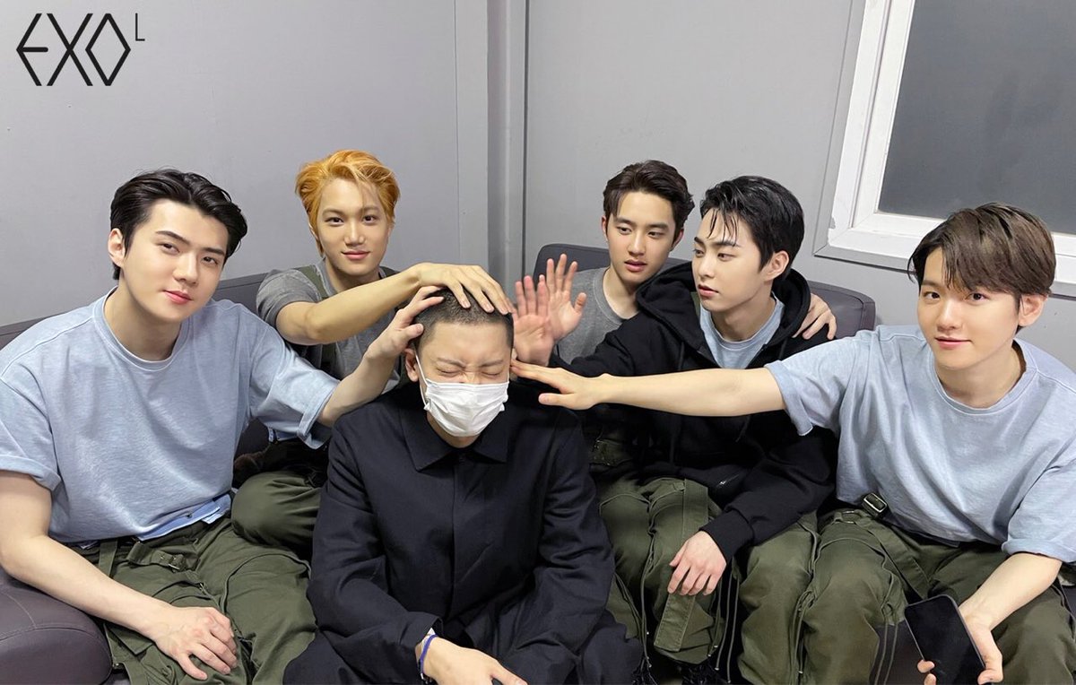 quinsehun's tweet photo. 210408 Lysn Update with #EXO
they gave us the group photo before Chanyeol joined the military 😭 https://t.co/W2RQtD3WTZ