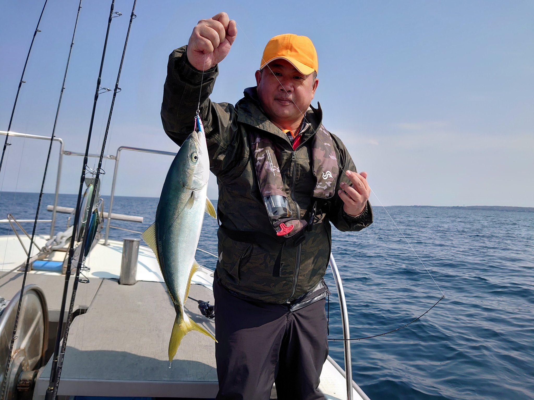 ブルーズ丸せんちょ メジロget ダイワ ソルティガfkジグ80グラム Phグリーンゴールド ハマチは入れ食いで釣れてます 21年4月8日 ブルーズ丸 ブルーズ 日本海 福井県 三国 釣り 釣り好きな人と繋がりたい ルアー 海釣り ルアー