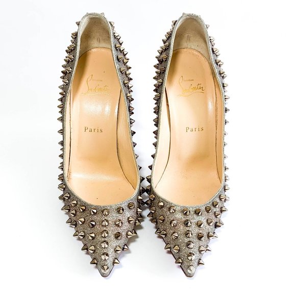 Posh6T's tweet photo. So good I had to share! Check out all the items I'm loving on @Poshmarkapp #poshmark #fashion #style #shopmycloset #fendi #christianlouboutin: https://t.co/685qGKk266 https://t.co/QseTZVaPKd