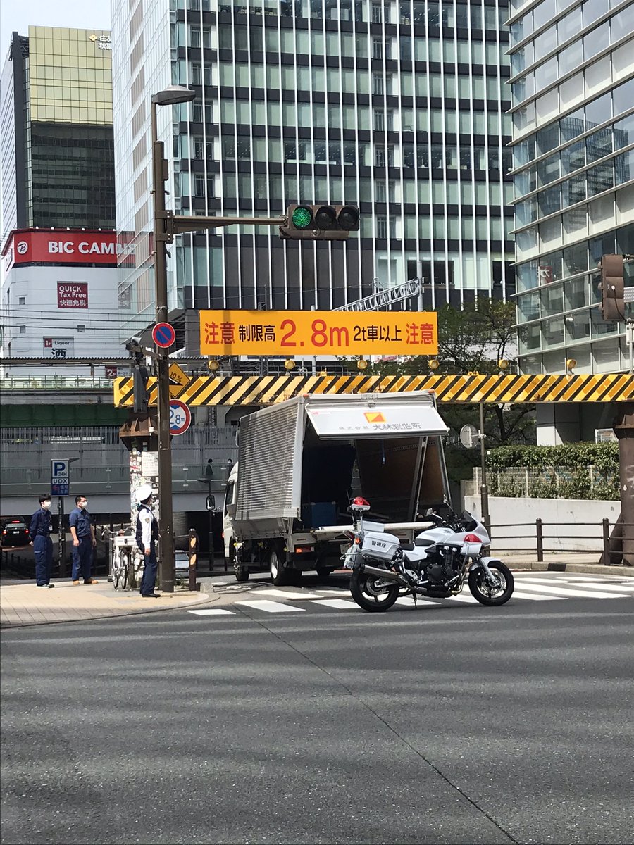 もはや春の風物詩 秋葉原の 例の場所 でまたトラックが引っかかる事故が発生してエライことに Togetter