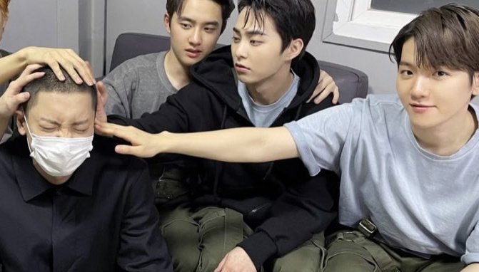 bambirnb's tweet photo. baekhyun always doing smth 😭 https://t.co/zWf4ScYyQh