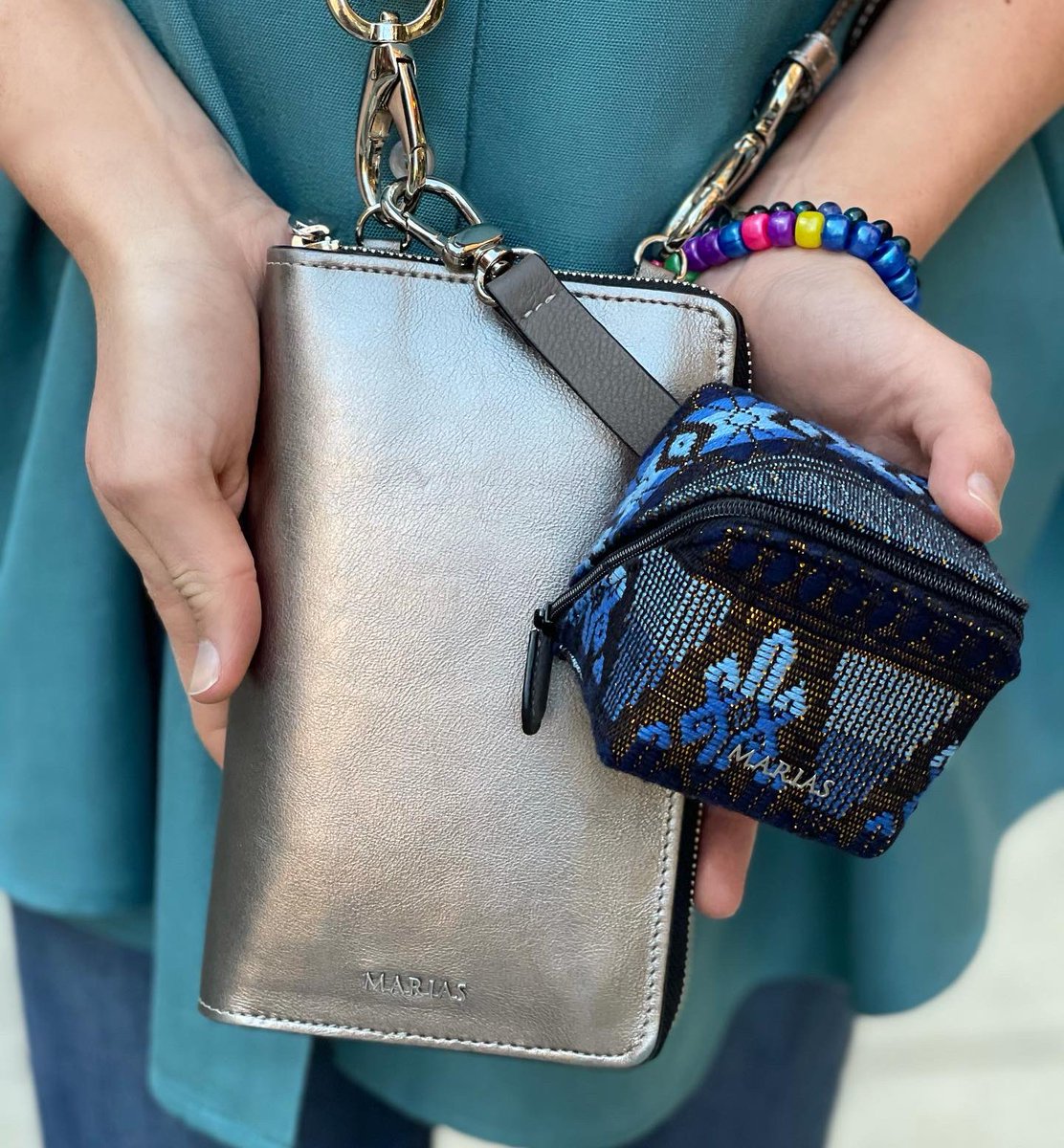 Amo los tonos grises y azules en nuestra nueva blusa KONOJEL y el charm de nuestra colección QUEM.