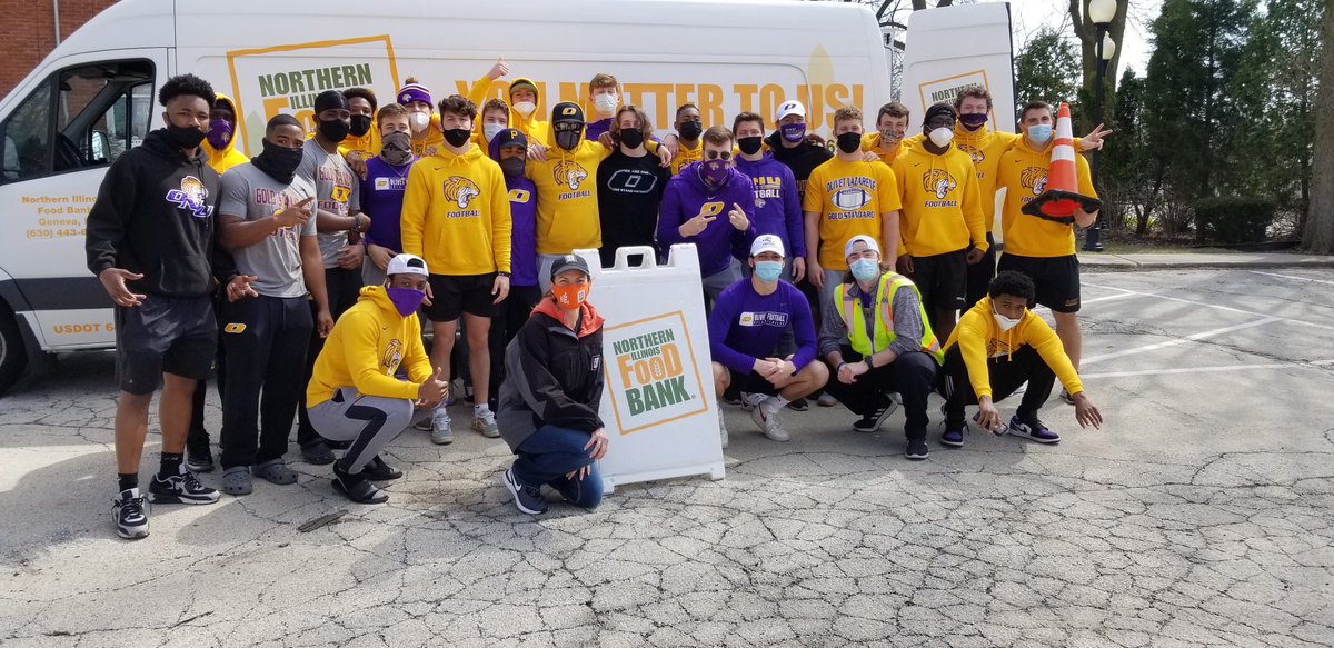 Pop Up Markets with the Olivet University Tigers Football Team as volunteers = Easy! Kind. Strong. Hard Working. And I’ve always wanted to be Tami Taylor! 😉🏈🧡 <a href="/ILfoodbank/">Northern IL Food Bank</a> <a href="/olivetnazarene/">Olivet Nazarene</a> <a href="/FNL/">Friday Night Lights</a> <a href="/conniebritton/">Connie Britton</a> #TogetherWeAreSolvingHunger