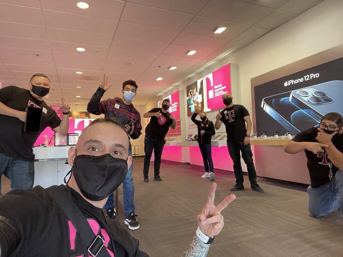That_AzHeat's tweet photo. When it comes to delivering an #unCarrierExperience this team knows how to deliver! #TucsonLoyalty officially growing - Welcome to the familia Gilbert!! #ProtectTheBase #AzHeatisBack https://t.co/HzJtCdd5xp