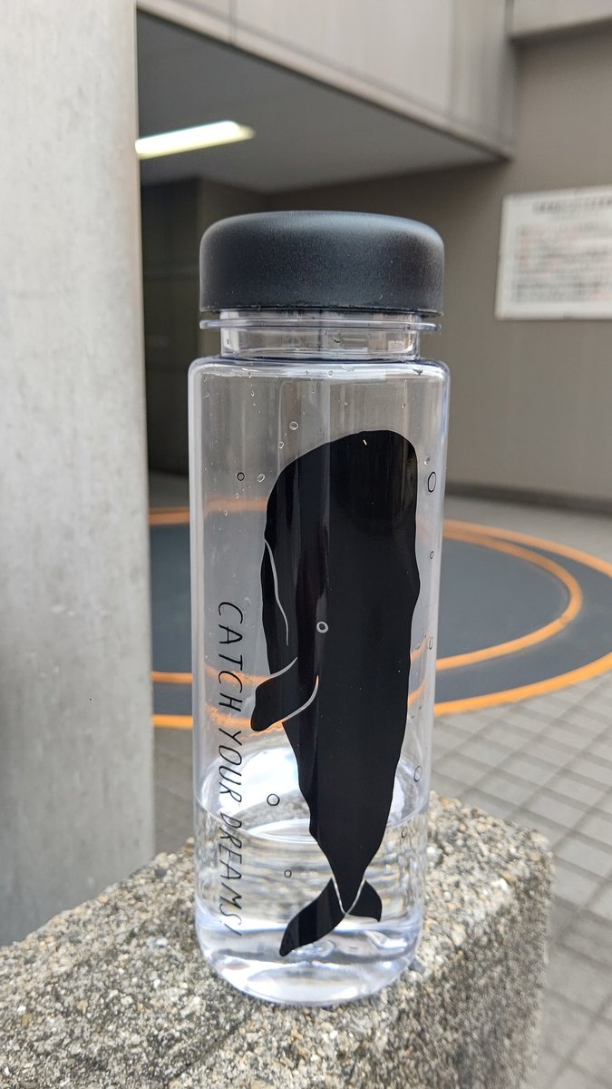 おちさん ダイソーで見つけたボトル クジラのプリントが ジョゼと虎と魚たち っぽくて気に入ってる ジョゼ虎