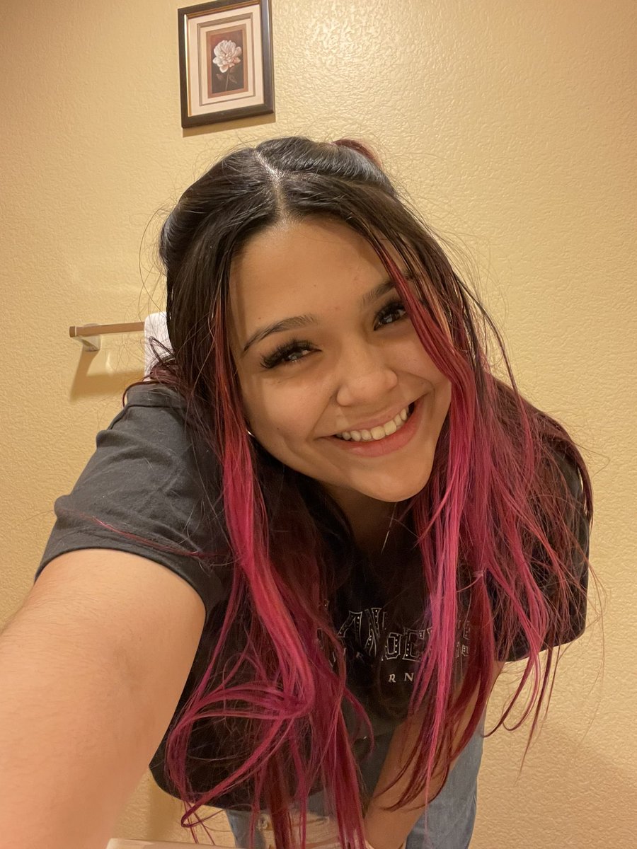 makeupbykalea's tweet photo. me w pink hair >>> https://t.co/gvRDXuuD3J