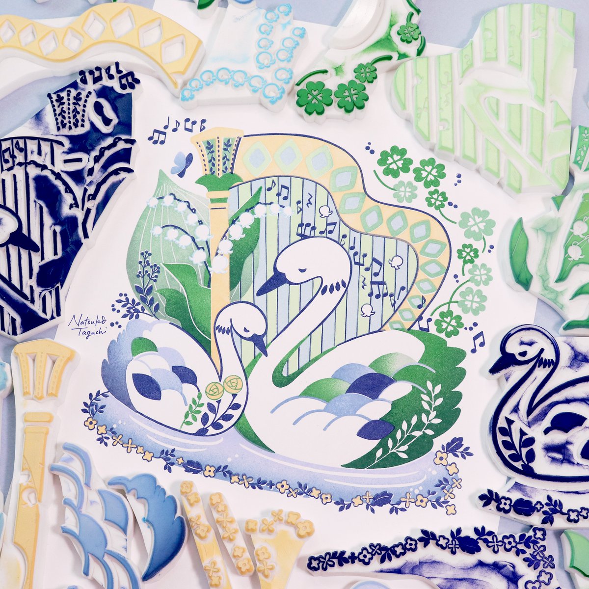 田口奈津子 消しゴムはんこ 絵本のおくりもの フレーベル館 5月号できました 今回は白鳥の親子とスズラン 爽やかな雰囲気が出ているといいな シリーズで作るのが とても勉強になります 版9色使用 消しゴムはんこ フレーベル館