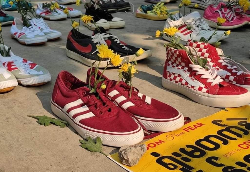 sittthiha9's tweet photo. Today in #Mandalay, the people held the shoes strike and protested peacefully against the terrorist military dictatorship.
#MarchingShoesStrike 
#Apr8Coup
#WhatsHappeningInMyanmar https://t.co/9JuRdZ3FKl