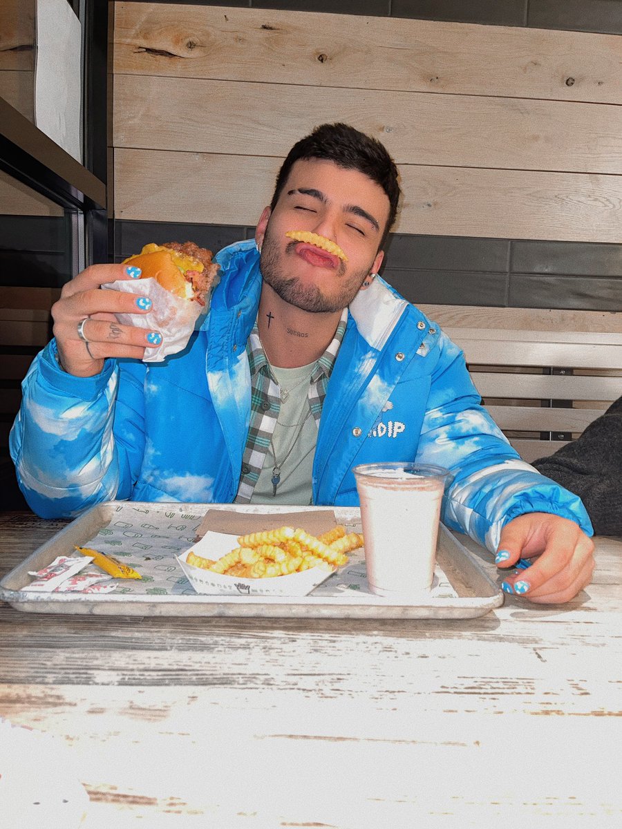villalobossebas's tweet photo. una hamburguesita o qué mor 🍔🍟? https://t.co/mmMqfmgG8S