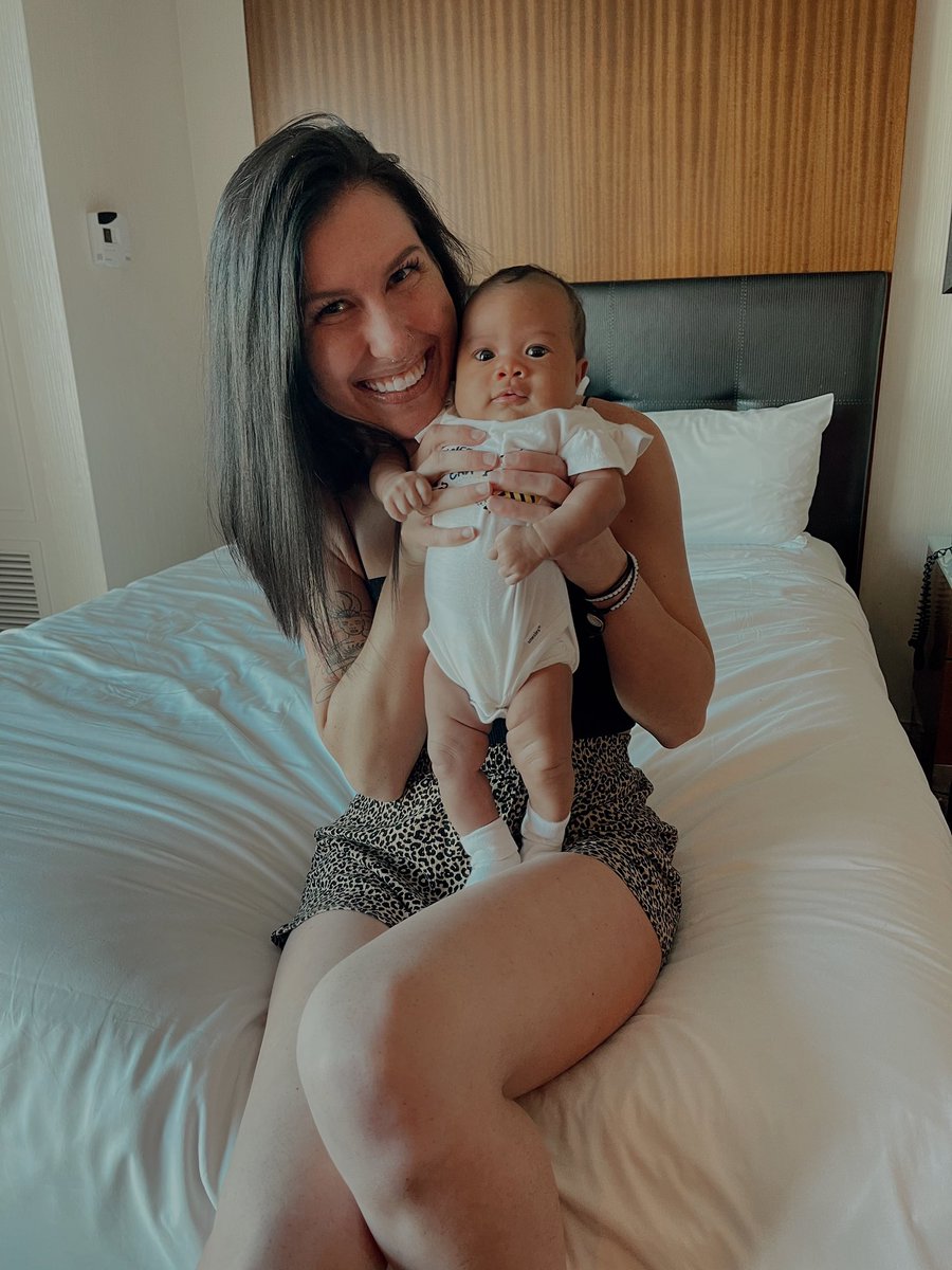 kinleybrophy's tweet photo. auntie’s favorite little girl 💛 https://t.co/q49z76mO92