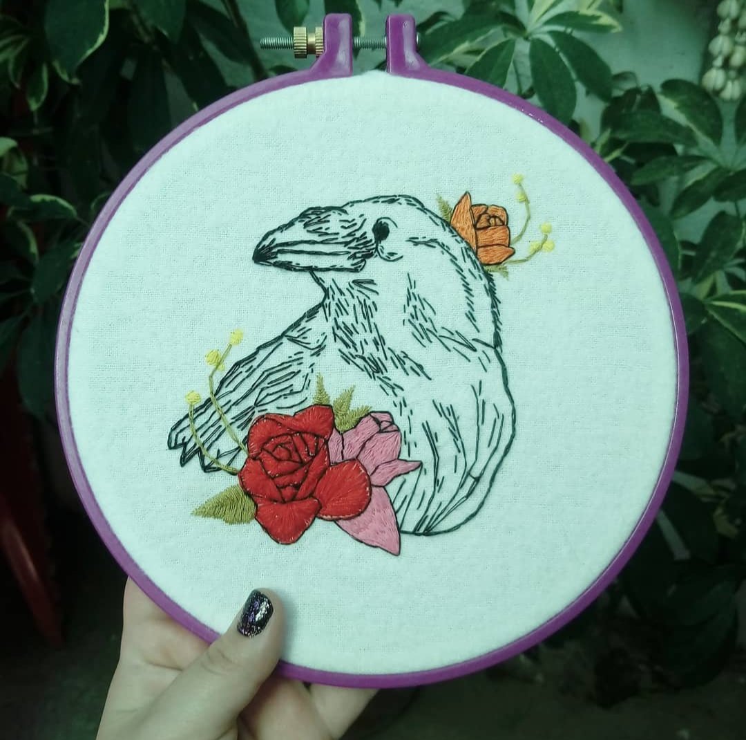 cuervito para una personita muy especial 🌹 
#embroidery #handembroidery #handmade #embroideryart #embroideryhoop #handembroideryart  #bordado #bordadoamano #hechoamano #raven #crow #cuervo #bird