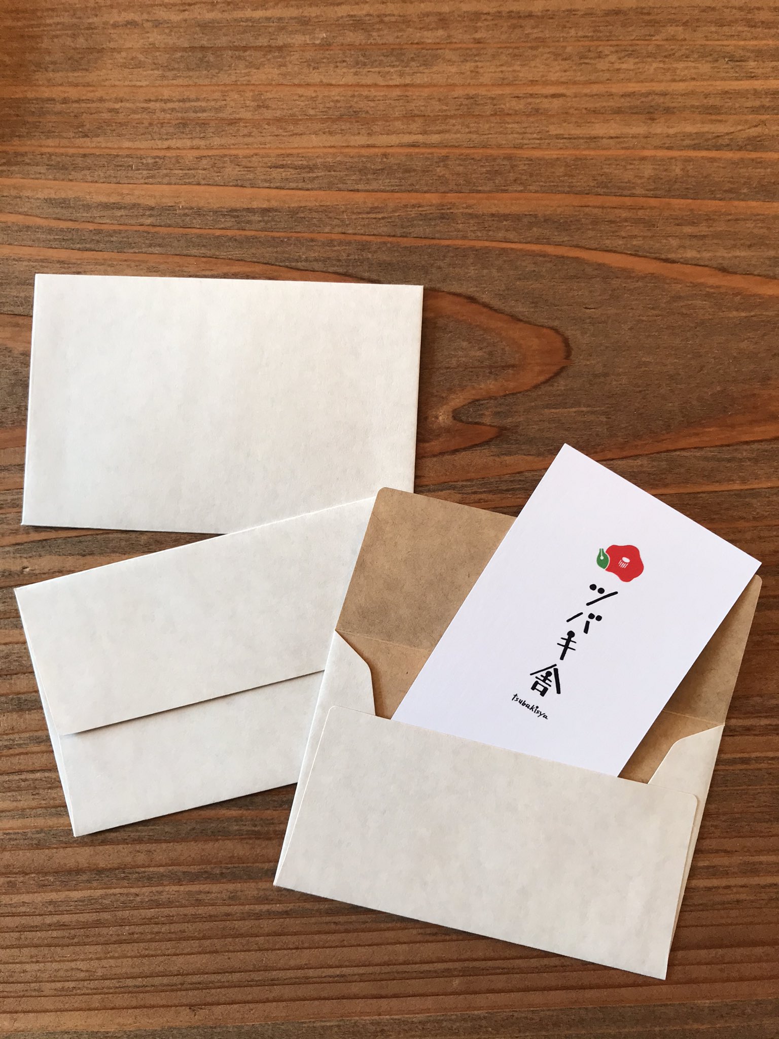 ツバキ舎 入荷 ミニ封筒各種 色々な紙のミニ封筒も入荷しています まずはクラフトペーパーデュプレ 表は白いクラフトで裏が茶色のクラフト紙の名刺サイズのミニ封筒 洋型なのでメッセージカードを入れるのにピッタリサイズです 表裏が違って