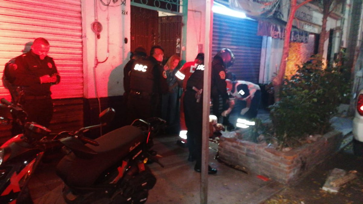 RaulGtzNR's tweet image. ‼️ Paramédicos confirman el homicidio de un hombre de 48 años el cual recibió  tres balazos, dos de ellos en la cabeza y uno en brazo izquierdo. Ocurrió en Jaime Torres Bodet y Eligió Ancona en Santa María la Ribera, en espera de servicios periciales.