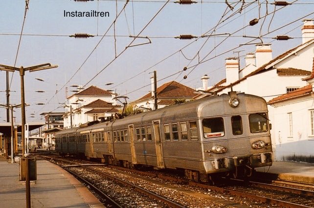 Le automotor CP 2100 cubriendo un servicio regional Aveiro-Porto, en la estación de Aveiro, año 2003. Foto: Ezequiel Pérez Martínez #EuropaTren #instarailtren #CP #ComboiosPortugal #Regionales #FelizJueves