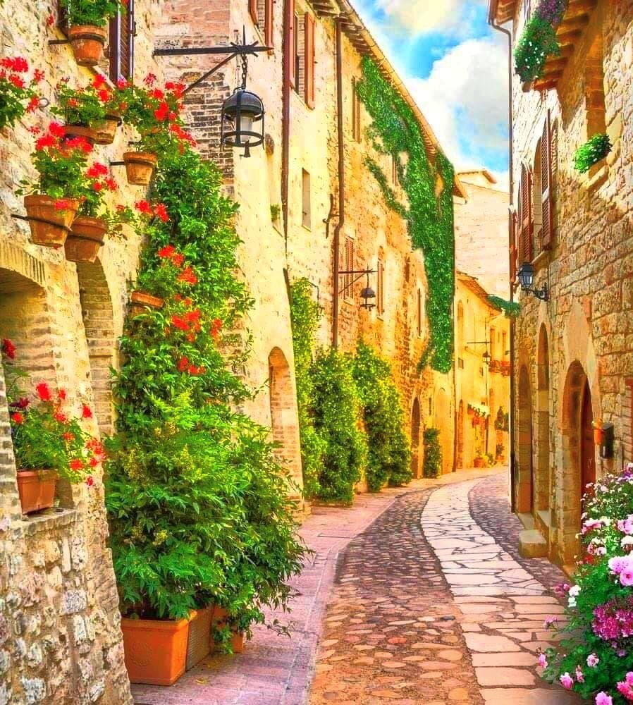 Итальянская испанская таллинская улочка. Перуджа италия улицы. Улочки родоса. Старые стены старые улицы. Живописные улочки италии.