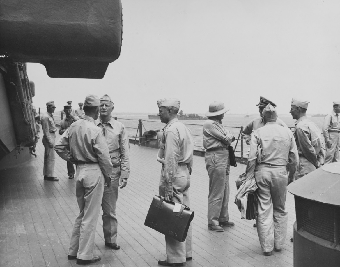 海軍 1944年4月8日の光景 米海軍 マジュロ環礁に停泊する戦艦 ニュージャージー 艦上 写真にはアメリカ太平洋艦隊司令長官兼太平洋戦域最高司令官のチェスター W ニミッツ提督大将 第5艦隊司令官のレイモンド スプルーアンス大将 作戦参謀