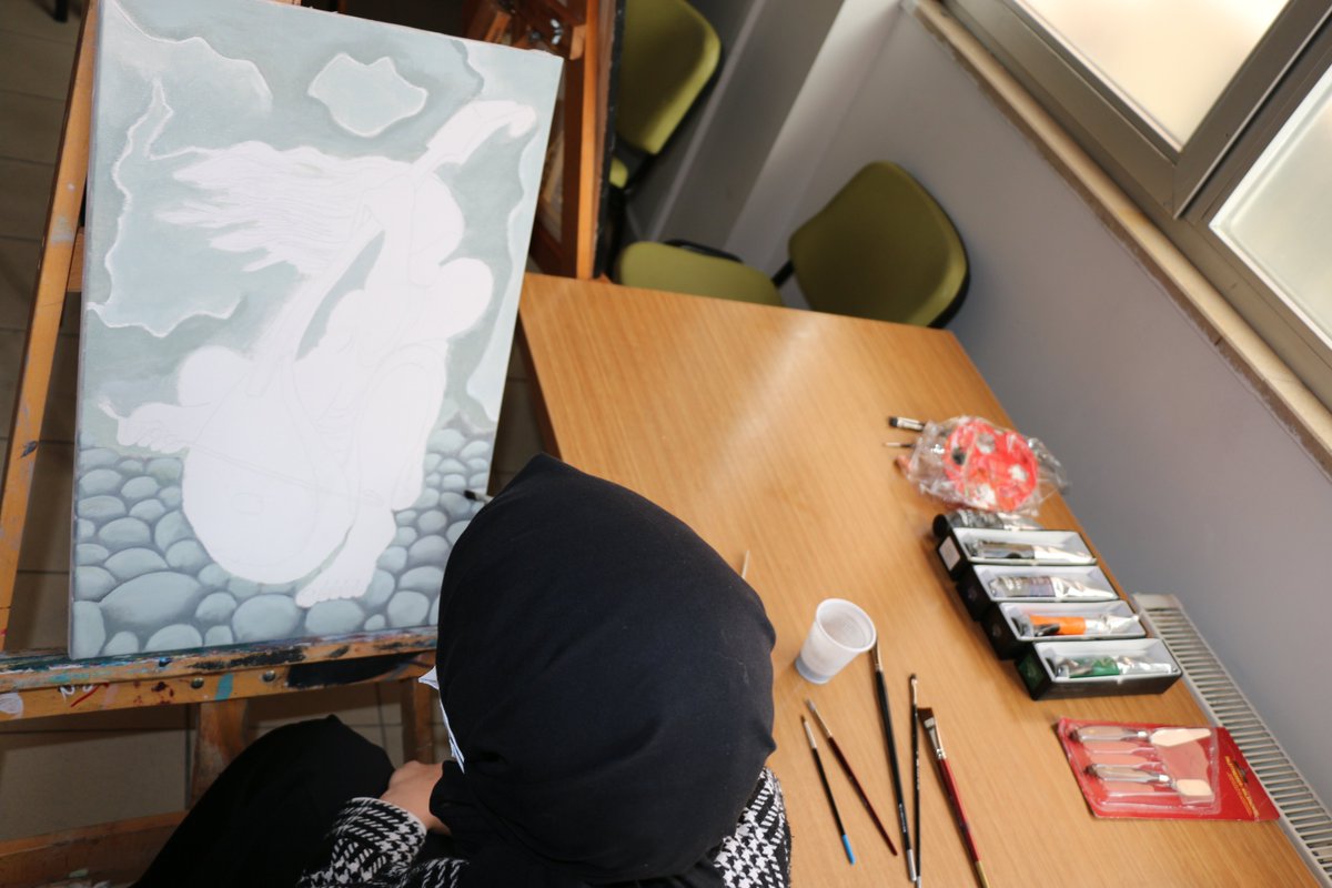 "Güneşin çiçekleri renklendirmesi gibi, sanat da hayata renk verir."
Lord Aubery

Güzel Sanatlar Atölyesi resim eğitimi yağlı boya çalışmamızdan kareler