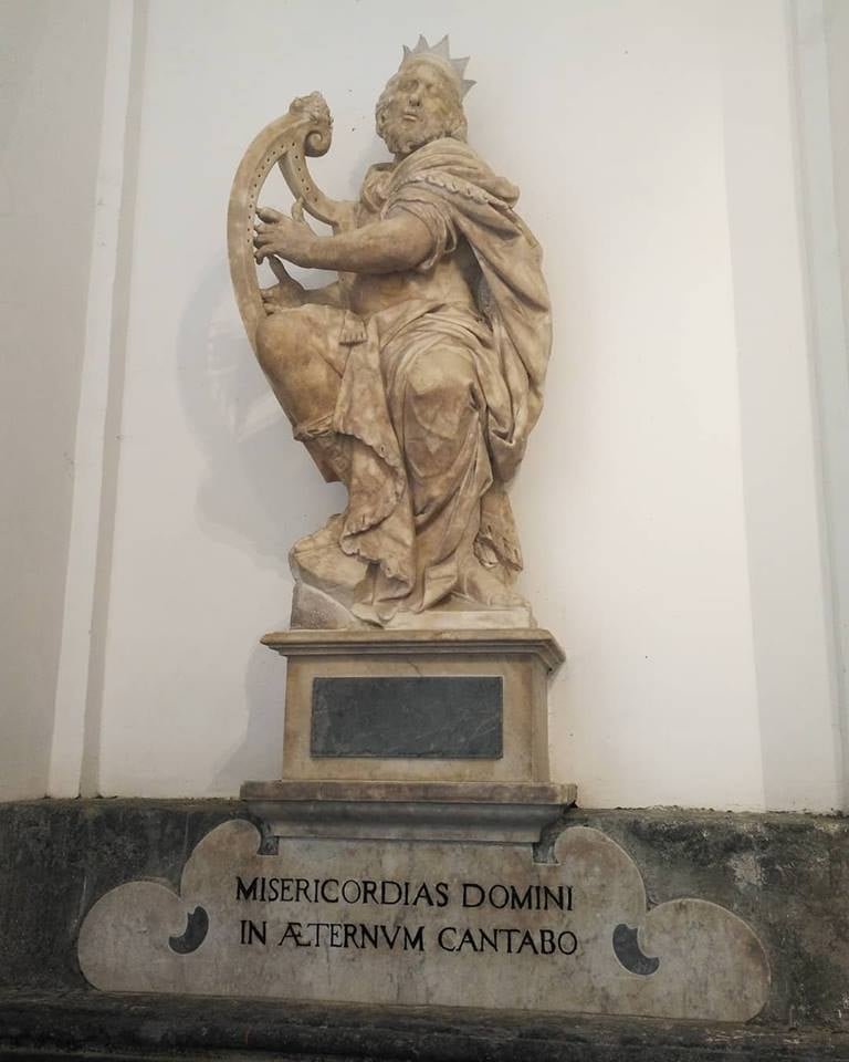 Pio_Monte's tweet photo. Sulla scalinata che conduce al primo piano, la Statua del Re David Di Andrea Falcone.
#piomonte #redavid #scultura #andreafalcone https://t.co/7Cq696buhm