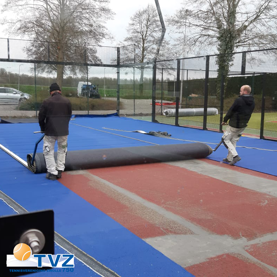 Vandaag is... blauw! De nieuwe padelbanen kunnen bijna gebruikt worden! #padel #zwolle #nogevengeduld #tvz750