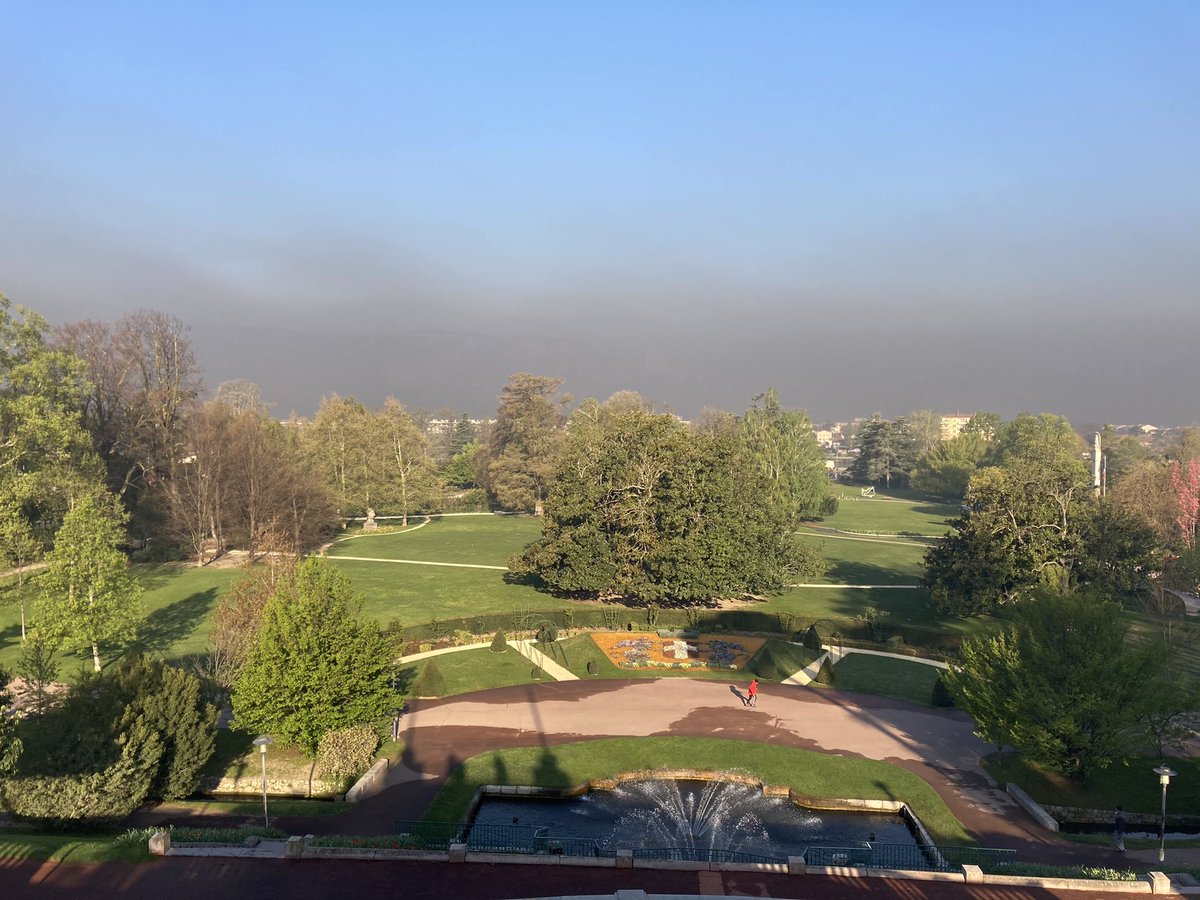 Ce matin, l’Ardèche a disparu sous un épais nuage gris 😶 Sans doute les bougies (d’où la très forte odeur) sur les coteaux pour sauver les vignes du gel ? #valence <a href="/LeDL26et07/">Le Dauphiné Libéré Drôme et Ardèche</a> @francebleuDA