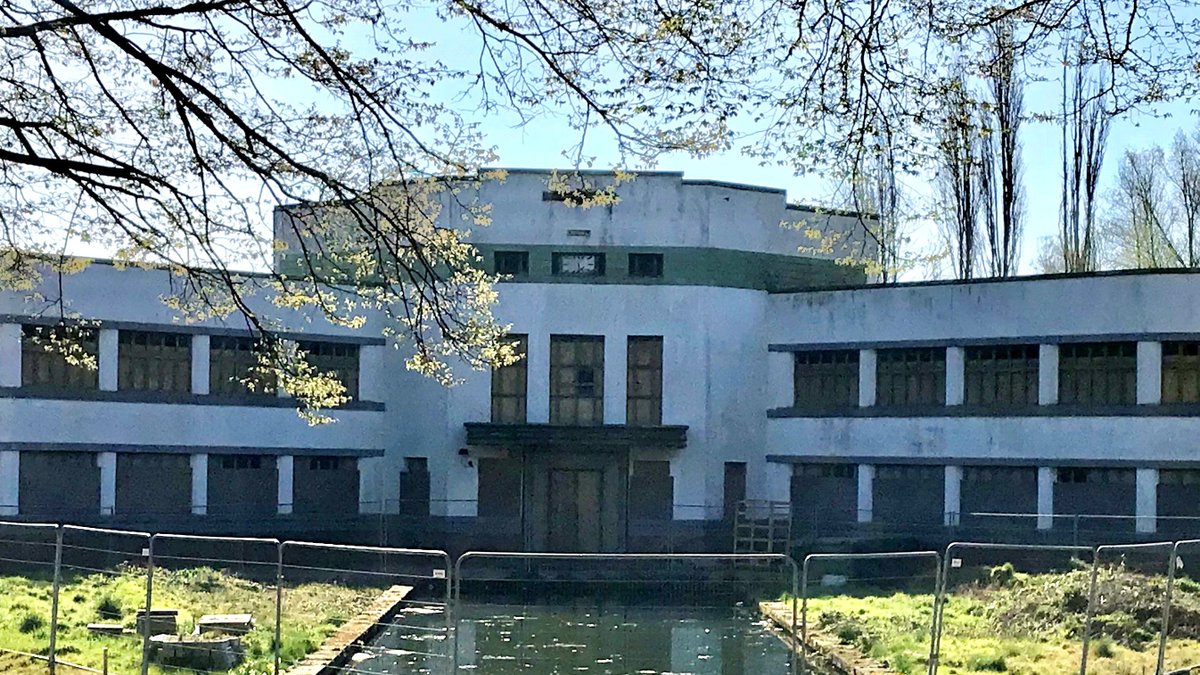 78Derngate's tweet photo. Pearces Leather Factory: "Once a hub of enterprise and innovation" @Doeleather and now - as it awaits its fate, looking neglected, yet still majestic.#ThrowbackThursday  Wonderful model of it @museumofleather https://t.co/YIiKqIjTRf