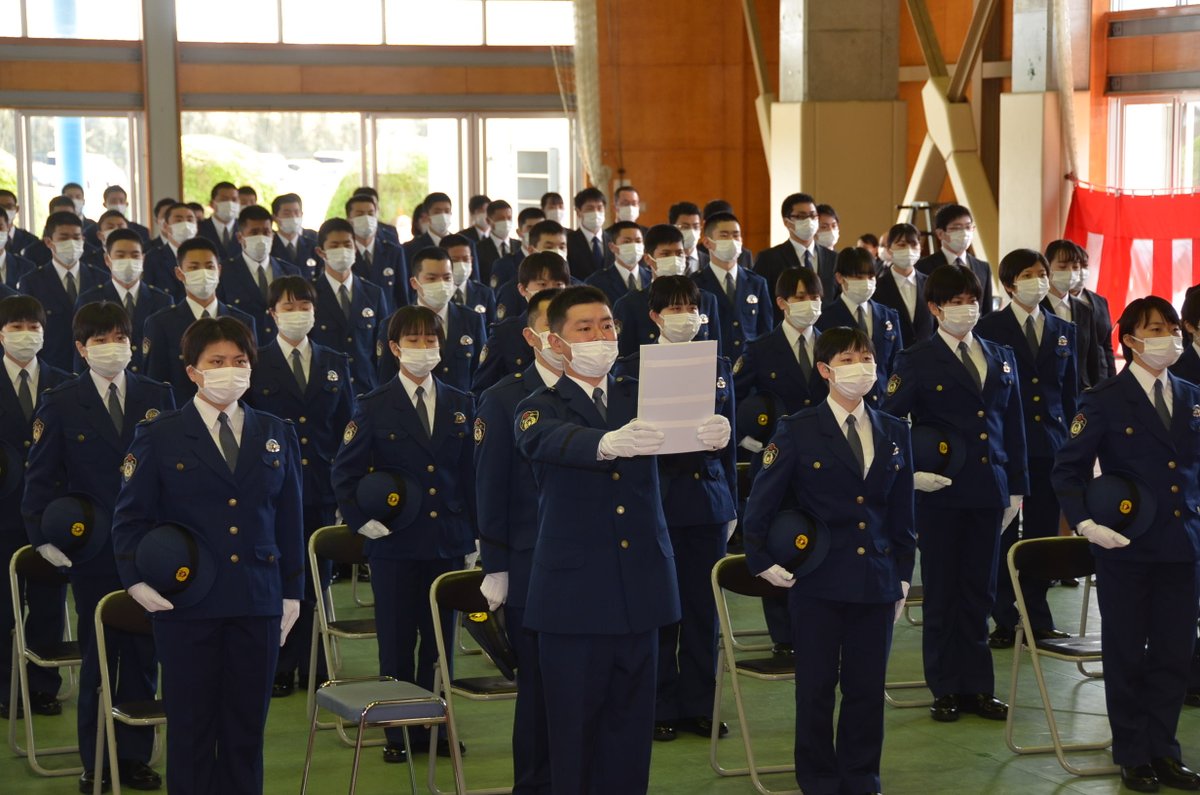 茨城県警察本部採用係 S Tweet Ipa日記 ４月１日から警察官の制服を着て 敬礼等の練習を重ねた初任科生が本日警察学校 入校式に臨みました 入校式では １人ずつ名前を呼ばれ 警察本部長から 茨城県巡査 の辞令が交付されました いよいよこれから本格的な授業