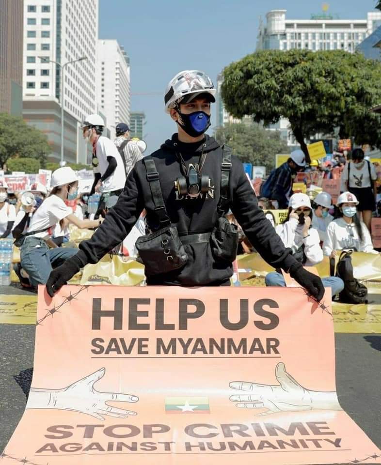 KyarPhyuWin's tweet photo. Famous model Paing Takhon was detained by military armed group this morning 5am due to his anti-coup activities.

Paing Takhon นางแบบชื่อดังถูกกลุ่มติดอาวุธทหารควบคุมตัวเมื่อเช้านี้เวลา 05.00 น. เนื่องจากกิจกรรมต่อต้านรัฐประหา
 
#WhatsHappeningInMyanmar
#PaingTaKon https://t.co/o8U3VoeatB