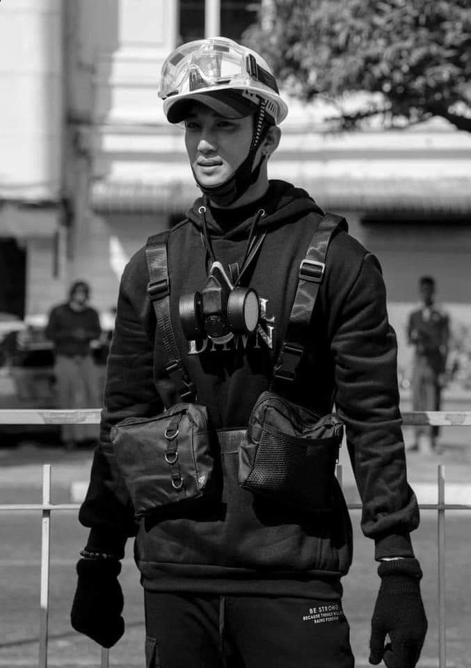 KyarPhyuWin's tweet photo. Famous model Paing Takhon was detained by military armed group this morning 5am due to his anti-coup activities.

Paing Takhon นางแบบชื่อดังถูกกลุ่มติดอาวุธทหารควบคุมตัวเมื่อเช้านี้เวลา 05.00 น. เนื่องจากกิจกรรมต่อต้านรัฐประหา
 
#WhatsHappeningInMyanmar
#PaingTaKon https://t.co/o8U3VoeatB