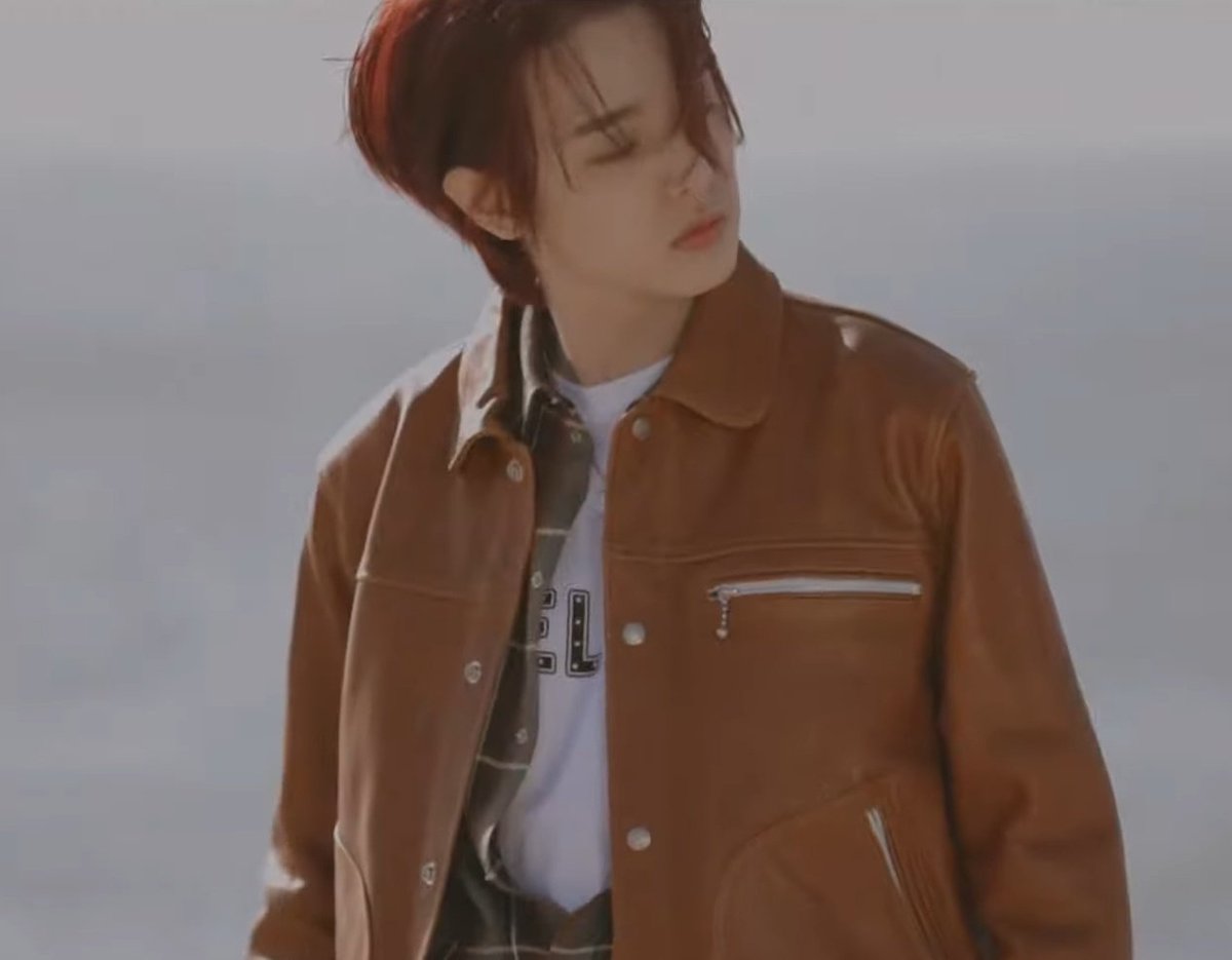 whatday6use's tweet photo. 🐥210408 Jae Concept Film

DIAFVINE -  DV.LOT 611 Oil Pull up Leather -BROWN-
￦620,000
https://t.co/tsM2ECfTME

CELINE - CELINE LOOSE T-SHIRT IN COTTON WITH STUDS
OFF WHITE / BLACK
$626.67 https://t.co/O5jEtl8s4S

#DAY6 #데이식스 #Jae #제이
#WhatJaeUses #Jae_Celine #Jae_Diafvine https://t.co/2ceGqzdmUV