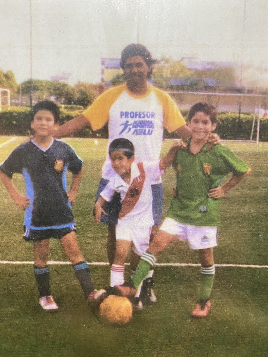 Diegol071109's tweet photo. #chimpunesenalangulo
No tendré unos adidas clásicos, pero si una foto con mis total 90 rojos clásicos y un clásico de la selección Jaime Duarte @JaimeDuartePeru https://t.co/98Z136B64z