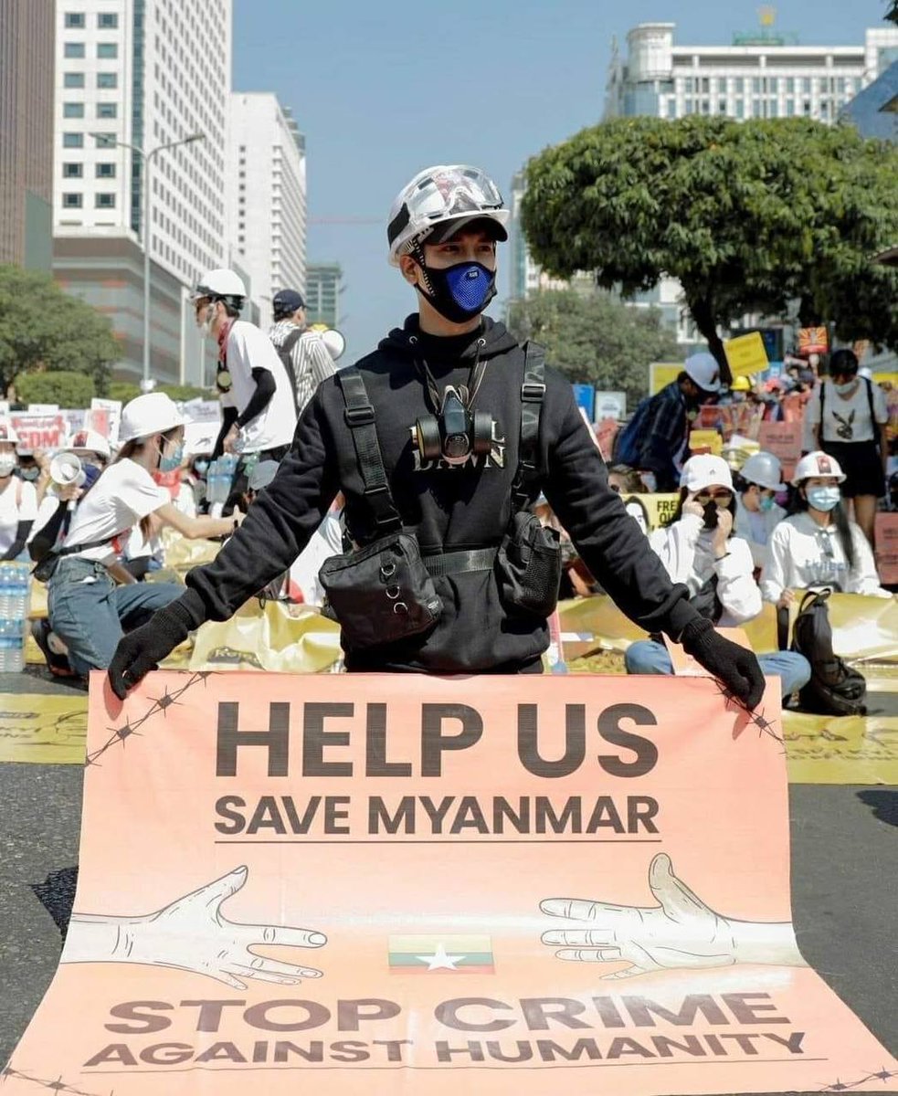 ChitSuS57748854's tweet photo. #PaingTakhon, a famous celebrity in and out of Myanmar, was abducted around 5 am today by 8 military trucks while he was back in Yangon due to his serious health conditions. He was listed warrant for his highly vocal anti-coup activities.
#WhatsHappeningInMyanmar #Apr8Coup https://t.co/AWttxVWfKb