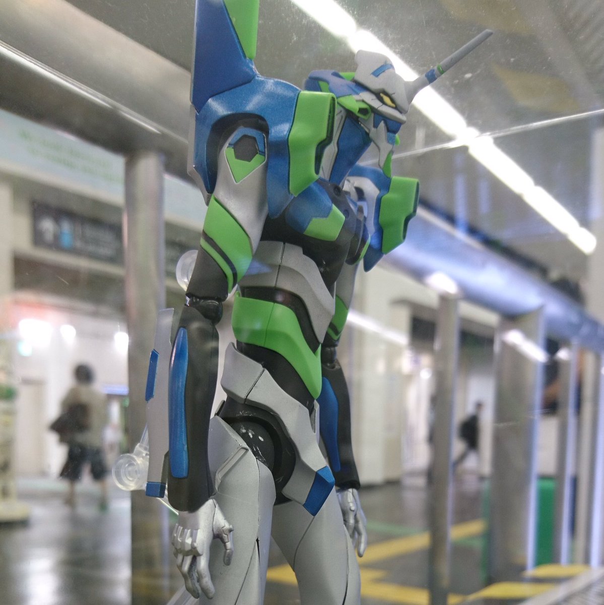東京モノレール 公式 羽田空港第２ターミナル駅にヒューマンスケールサイズのエヴァンゲリオン初号機展示中 モノレール浜松町駅 映画公開記念ボードの横には形車両のカラーリングを施した初号機が 精巧な造りをぜひご覧ください 東京モノレール