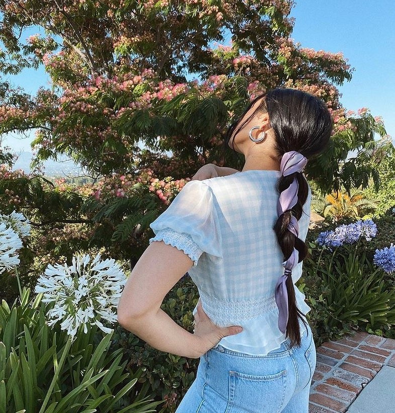 Scarf + braids sound like a perfect summer combination ❤️ Definitely try the @sunsilkindia Nourishing Soft & Smooth Shampoo, it helps manage frizz during the hot summer months ☀️ 📸 @justinemarjan #Hairstyle #HairLook#Braids #SummerHairstyle