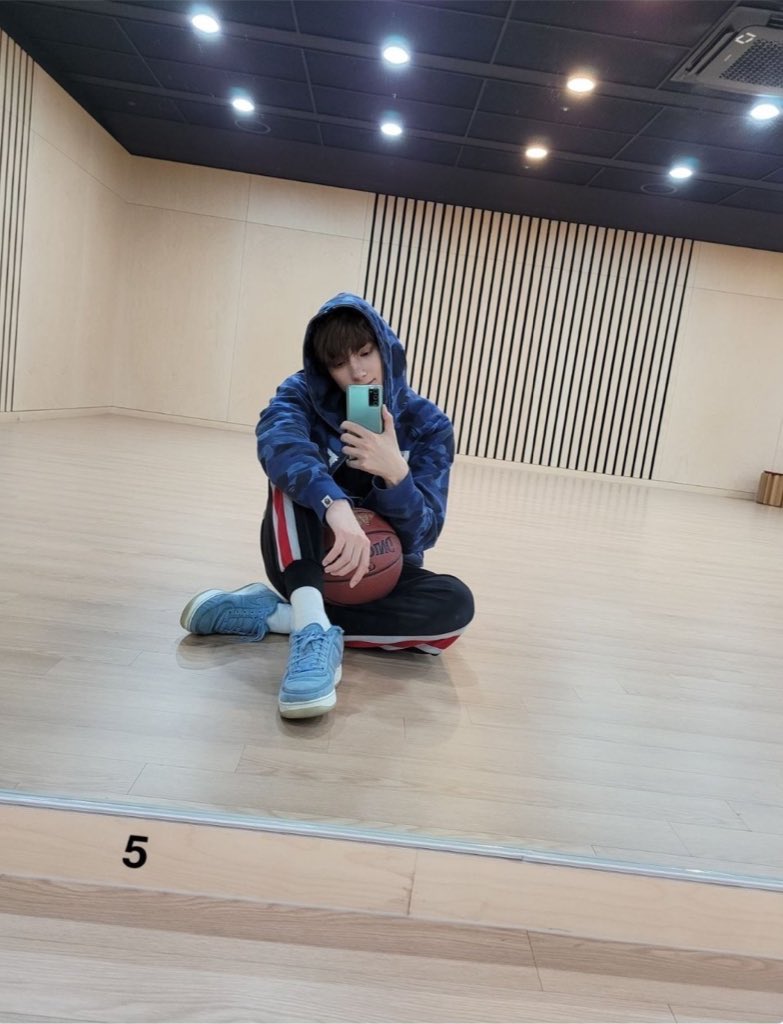 Let me add these mirror selfies coz I think this should have been on official account too..  yeah, not over it.  #HUENINGKAI  #TXT_휴닝카이  #TXT_HUENINGKAI