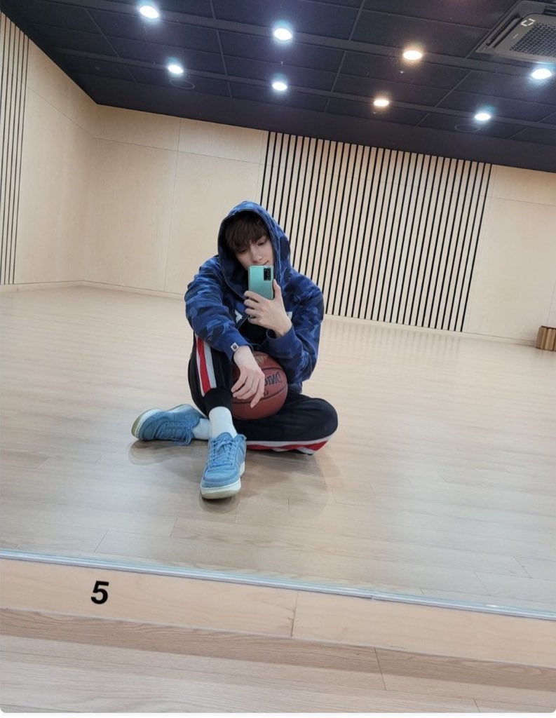 Let me add these mirror selfies coz I think this should have been on official account too..  yeah, not over it.  #HUENINGKAI  #TXT_휴닝카이  #TXT_HUENINGKAI