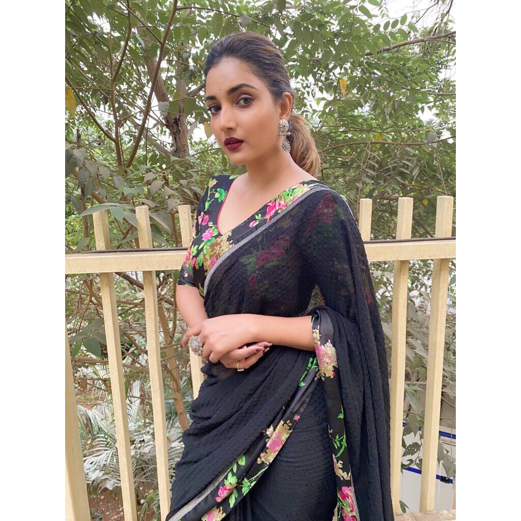 bhosle_rupali's tweet photo. BLACK IS BEAUTIFUL ♠️
Jewellery by @the_anupama_closet
.
.
.
.
#LifeiIsBeautiful #StayStrong #MyLifeMyRules #BlackIsBeauty #Ootd #ThursdayVibes #Thursday
#PostiveRahoPositiveSocho #PositiveVibes
#RupaliBhosle #RockingRupali #MarathiActress #RupaliWinningHearts #KeepLoving https://t.co/jSrNe6eek6