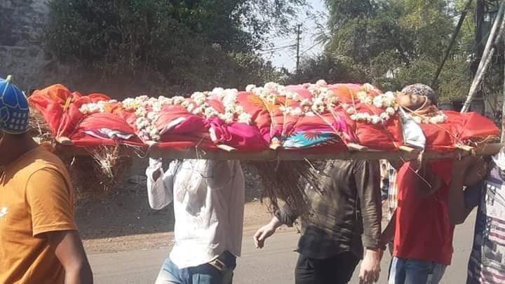 SitaSorenMLA's tweet photo. हिंदुस्तान की मिट्टी में जहर घोलने वालों कभी ऐसी सच्चाई को भी दिखाया करो.

इंदौर साउथ तोड़ा में एक हिन्दू महिला की मौत हो गई कोई भी रिश्तेदार या हिन्दू भाई अर्थी को कंधा देने के लिए आगे नही आए तो वहीं के मुस्लिम भाइयों बहनों ने हिन्दू रीती रिवाज से उस महिला का अंतिम संस्कार किया। https://t.co/osWtcnmjph