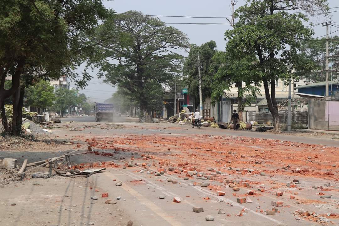 sittthiha9's tweet photo. The situation in #Kale today, after the terrorist group violently demolished the #Tahan strike at about 5:00 a.m. on April 7, with heavy weapons and frag grenades. Yesterday, there were at least 12 deaths.
#MarchingShoesStrike 
#Apr8Coup
#WhatsHappeningInMyanmar https://t.co/PNzTrD47Is