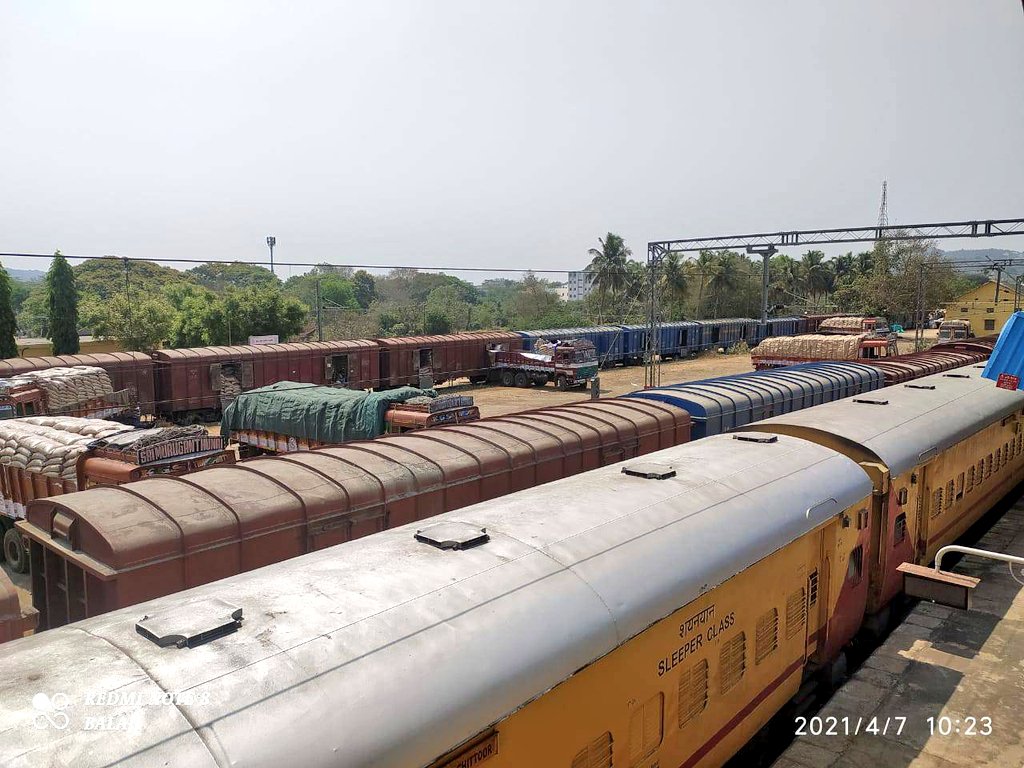 SCRailwayIndia's tweet image. With the initative of #BusinessDevelopmentUnit
of Guntakal Division. Sugar loading has commenced for the 1st time from Chittoor Stn in #AndhraPradesh for export. 

The first rake is being loaded for New Mangalore Port BG Siding in #Karnataka. #freightfriendlyrailways