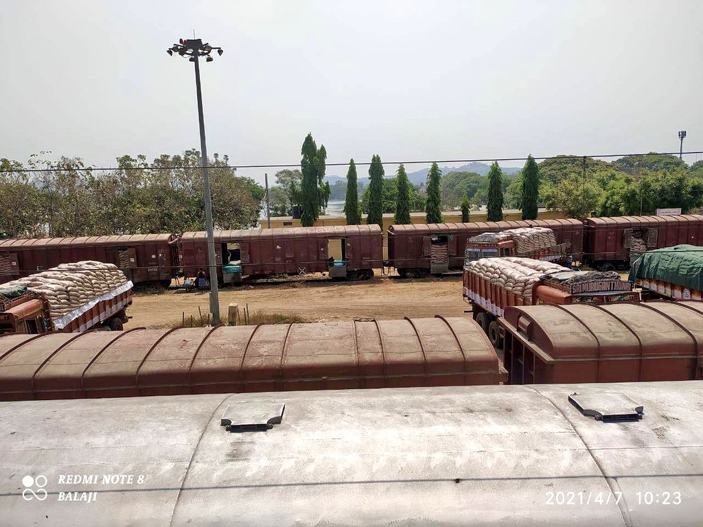 SCRailwayIndia's tweet image. With the initative of #BusinessDevelopmentUnit
of Guntakal Division. Sugar loading has commenced for the 1st time from Chittoor Stn in #AndhraPradesh for export. 

The first rake is being loaded for New Mangalore Port BG Siding in #Karnataka. #freightfriendlyrailways