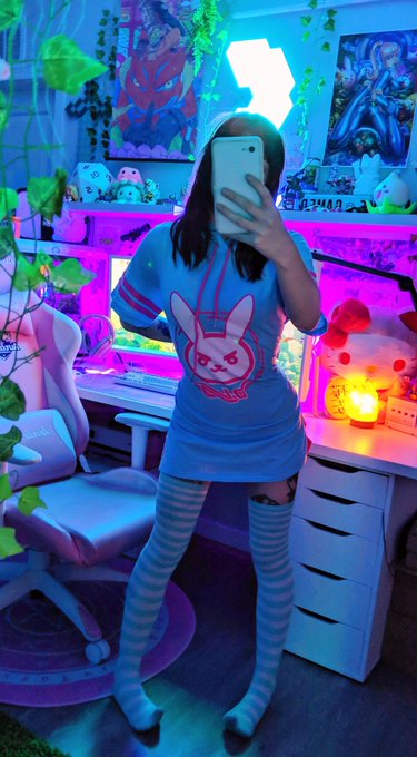 Trying on some cute stuff! you should see what's underneath c:< https://t.co/9BcJyWp8XT