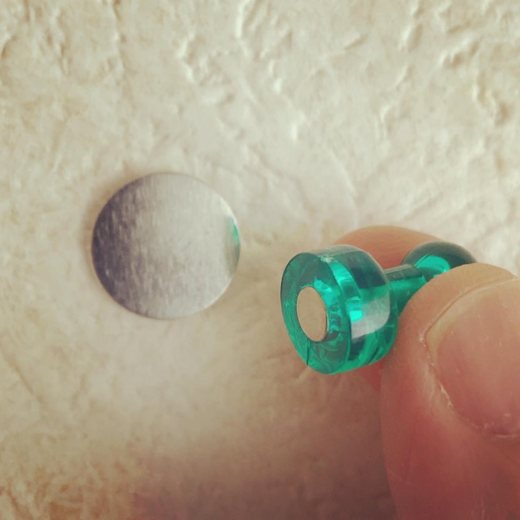 ユカワアツコ 夏祭りの魚釣りゲーム作るために買った金属の丸シール これをイラストの魚に貼りつけて 釣り竿のマグネットでくっつける 100コ単位でしか買えず大量に余ってるのどうしようと思ってたけど ダイソーの画鋲型マグネットと合わせて 壁に