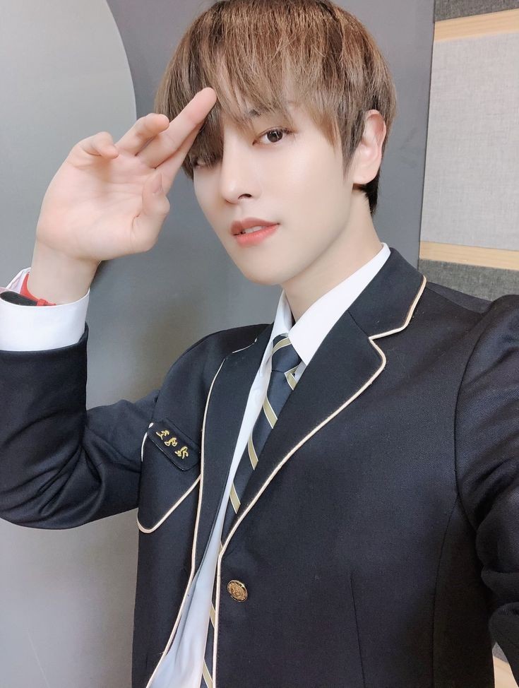 bot_ravn's tweet photo. tu crush de secundaria 🌹
@hwanwoongbot https://t.co/IRqJqptErT