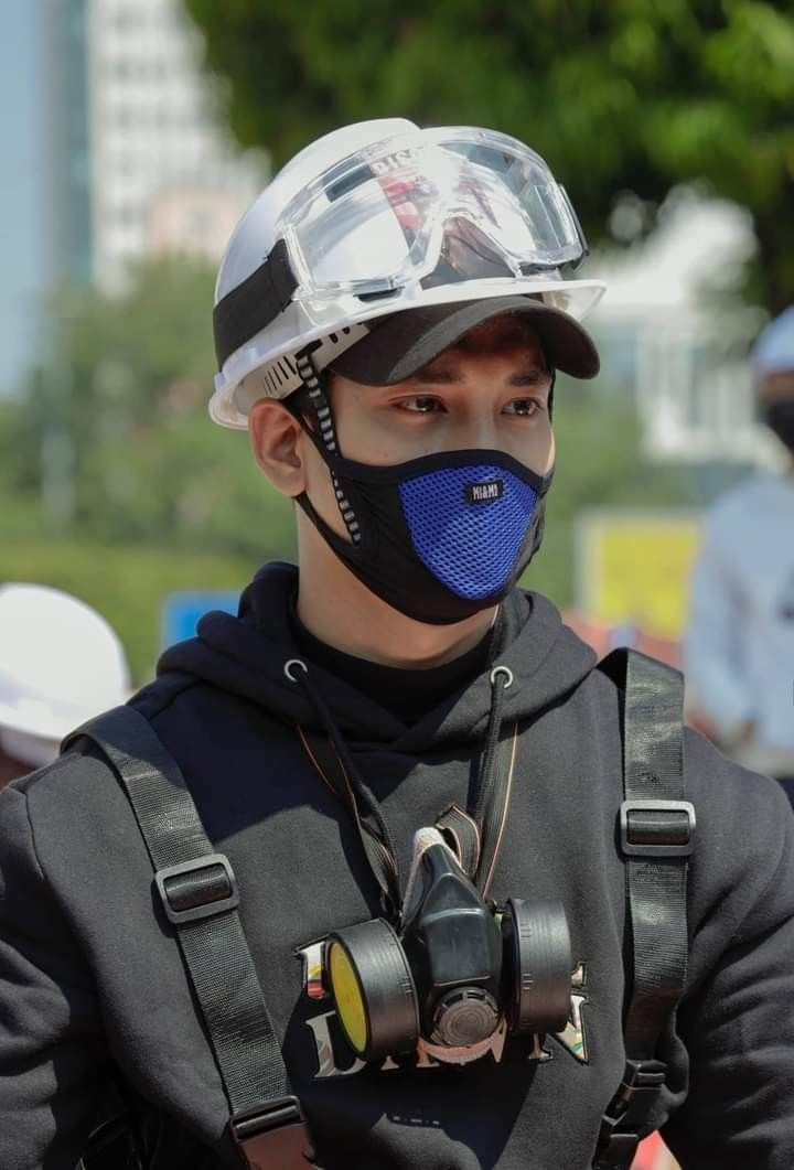 Paing Takhon was detained by Myanmar Military this morning around at 5am due to anti-cop activities. He is in bad health condition so he couldn't manage to change to safe place. Release Paing Takhon immediately ❗ Hope he'll safe
#WhatsHappeningInMyanmar 
#Apr8Coup